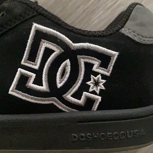 Kids DC Shoes size 1 (USA)